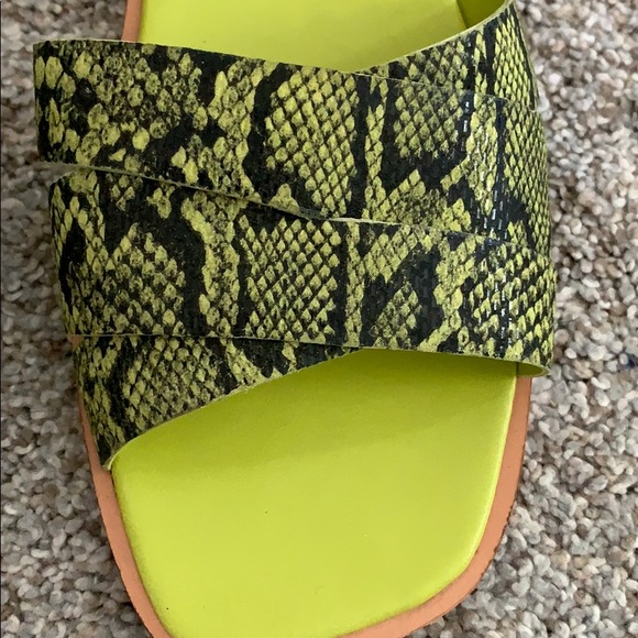 New Vince Camuto Yellow Snakeskin Pattern Sandals - Picture 4 of 8